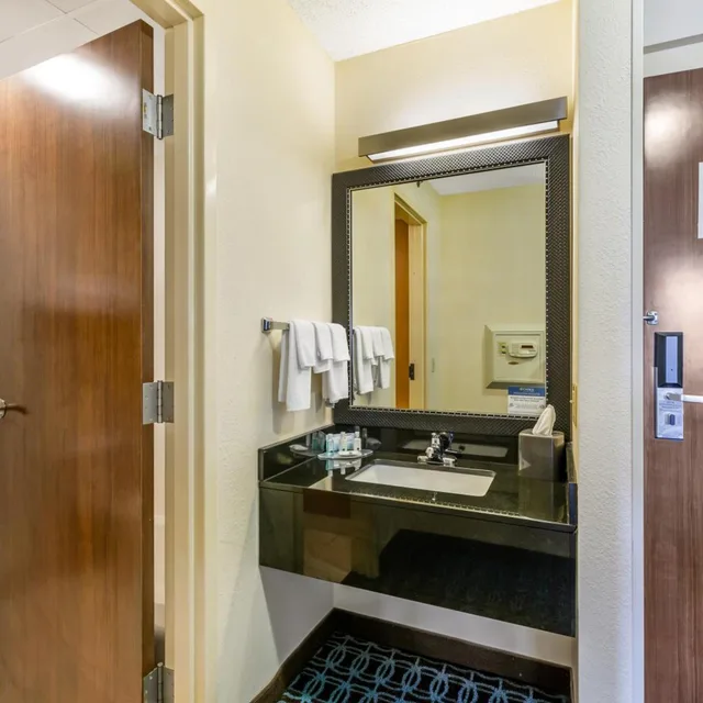 غرفة بسرير كينج مع أريكة، Quality Inn and Suites Sandusky 7/7