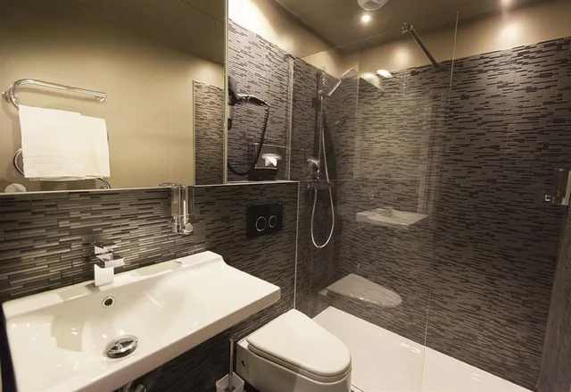غرفة بسرير مزدوج أو سريرين منفصلين بإطلالة على الفناء، Hotel Helussi 6/7