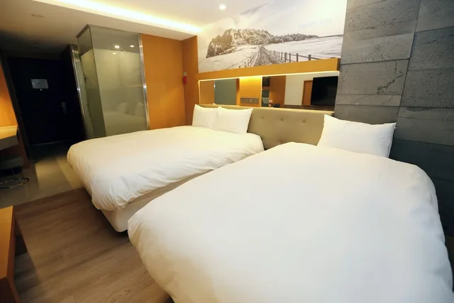 غرفة ديلوكس بسرير مزدوج وسرير فردي، Asia Hotel Jeju 2/6