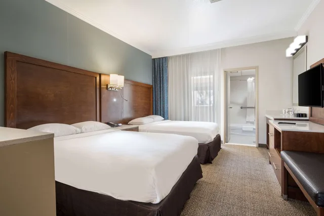 جناح ديلوكس بسريرين مزدوجين بإطلالة على المسبح، MainStay Suites Orange County John Wayne Airport 2/6
