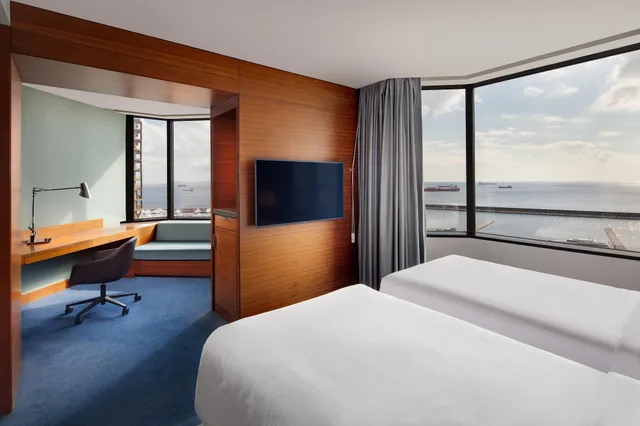 غرفة سوبيريور بسريرين منفصلين بإطلالة على البحر، Sheraton Istanbul Atakoy Hotel 2/9