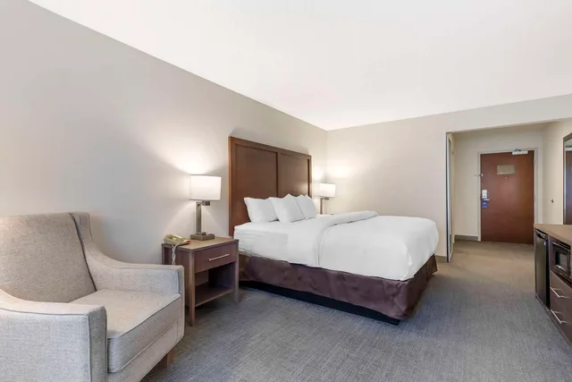 غرفة بسرير كينج لذوي الإعاقة، Comfort Inn & Suites Chestertown MD 3/3