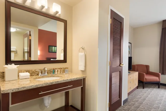 جناح بسرير كينج بغرفة نوم واحدة بمطبخ، Hawthorn Suites By Wyndham College Station 7/10