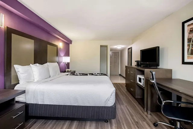 غرفة ديلوكس بسرير كينج لذوي الإعاقة، La Quinta Inn by Wyndham West Long Branch 3/8