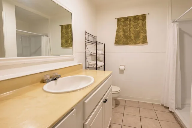 غرفة بسرير كينج لغير المدخنين، Oak Motel Modesto CA 9/10