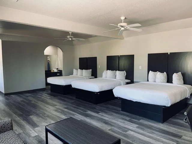 جناح تنفيذي بسرير كوين، Days Inn Dickinson Tx 4/6