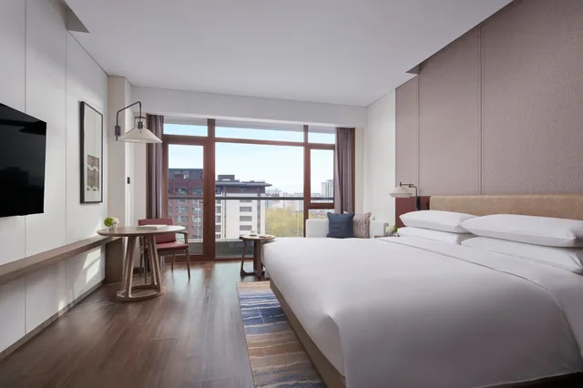 غرفة كلوب بسرير كينج، Beijing Marriott Hotel Yanqing 1/4