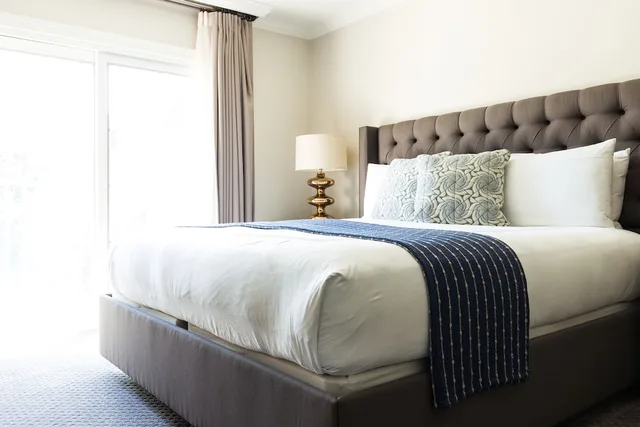 غرفة بريميير بسرير كينج بإطلالة على المسبح، Hotel Ella 1/5