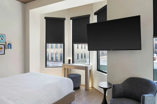 غرفة بسرير كوين بإطلالة على المدينة، Found Hotel Chicago River North 4/8