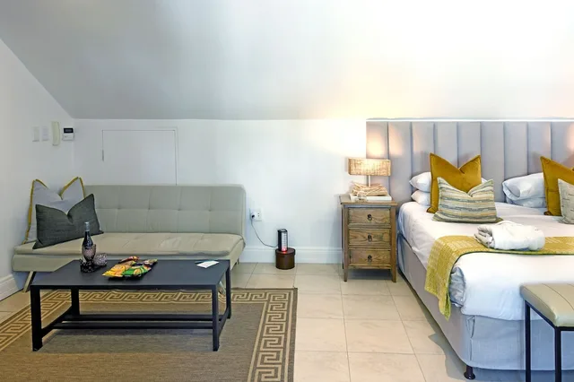 Tree Top, King Bed، Ashbourne House Guest House 2/5