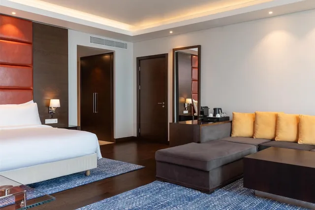 غرفة تنفيذية بإطلالة على البحر بشرفة، Radisson Blu Hotel, Conakry 4/8