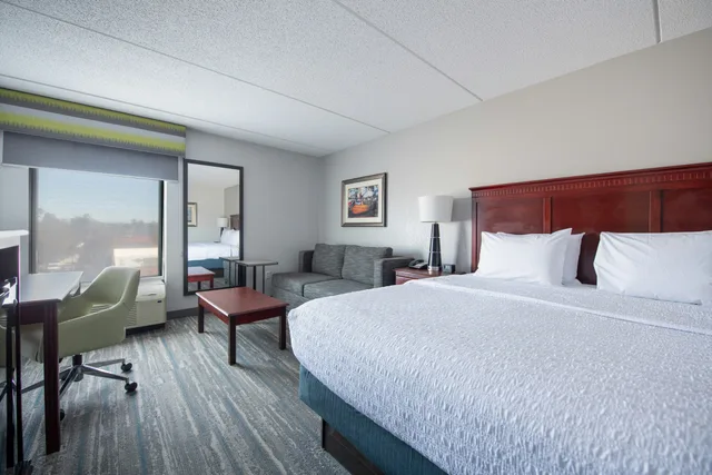 غرفة بسرير كينج مع أريكة، Hampton Inn Newport News-Yorktown 1/10
