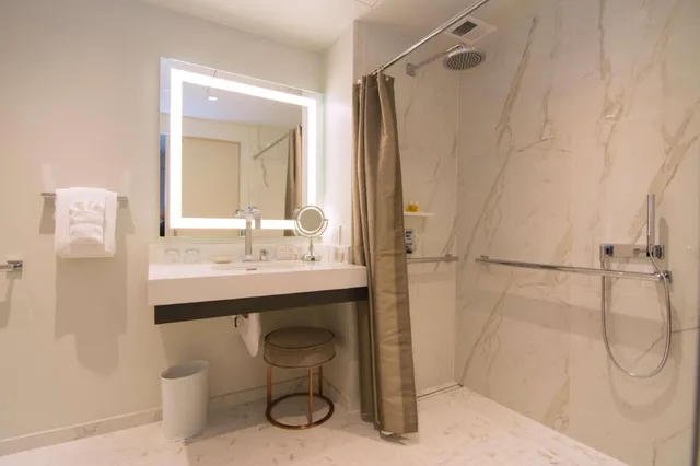 Penthouse, Suite, King Bed, Sofa, Accessible، The Benson Portland, Curio Collection by Hilton 2/3