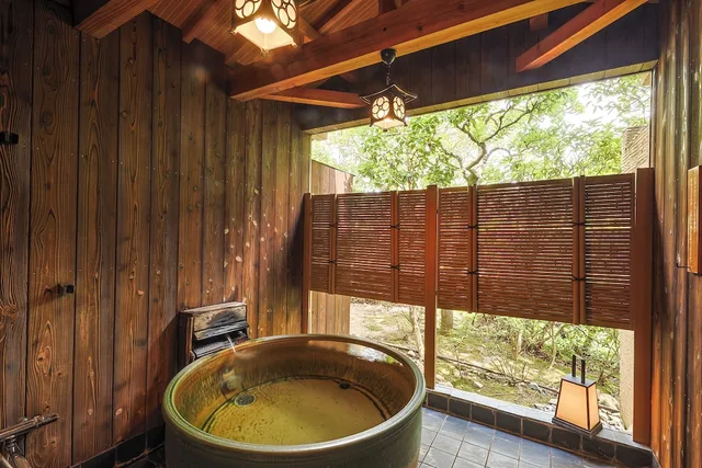 غرفة يابانية غربية بسريرين مزدوجين وفرشتي فوتون بأرضية تاتامي، Arima Onsen Gekkoen Yugetsusanso 3/10