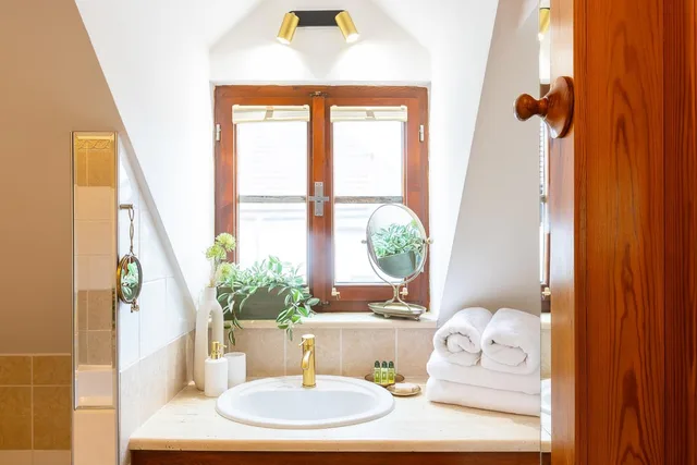 Deluxe, King Bed, Bathtub, Attic، Wellness Pension Ametyst 3/6