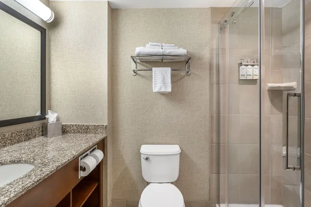 جناح بسرير كينج مع أريكة بحوض جاكوزي، Best Western Plus Service Inn and Suites 3/6