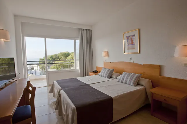 غرفة بسريرين منفصلين بإطلالة على البحر بشرفة، Cala Ferrera Hotel 8/10