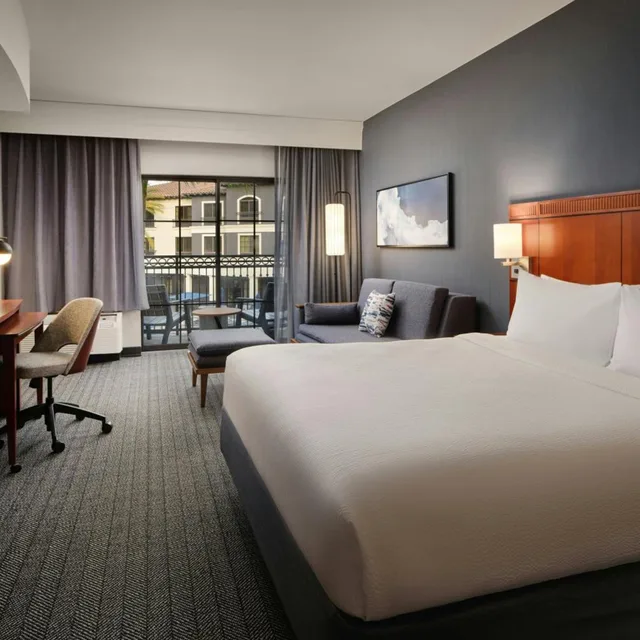 غرفة بسرير كينج بحوض استحمام لذوي الإعاقة، Courtyard By Marriott San Luis Obispo 2/6