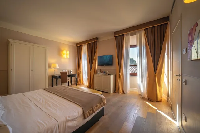جناح كلاسيكي بسرير كوين مع أريكة، Palazzo San Lorenzo 2/6