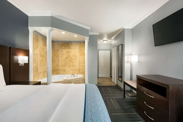 غرفة ديلوكس بسرير كينج بحوض جاكوزي، La Quinta Inn & Suites by Wyndham Dublin 2/5