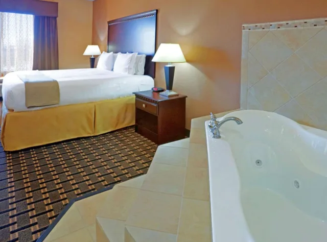 جناح بسرير كينج بجاكوزي، Comfort Inn & Suites Dallas Medical-Market Center 3/3