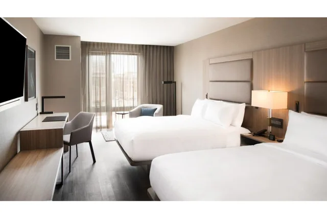 Standard, 1 King or 2 Queen Beds، AC Hotel by Marriott Boston Cleveland Circle 1/1