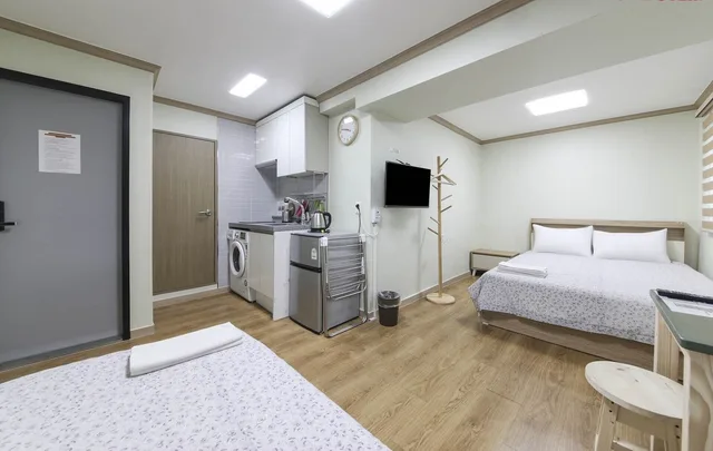 غرفة ثلاثية بسرير كوين وسرير فردي، R Guesthouse 9/10