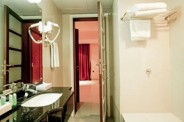 غرفة ديلوكس بسرير مزدوج مع أريكة، La Rosa Hotel Ex Rotana Hotel Muscat 2/2