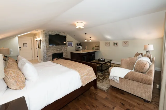 Adjoining, Studio, Suite, King Bed, Sofa, Main Building، 124 on Queen Hotel & Spa 2/3