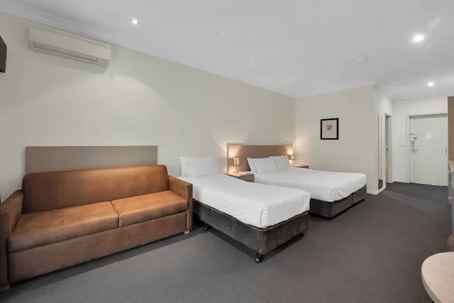 غرفة عائلية بسرير كوين وسرير فردي مع أريكة، Hunter Gateway Motel 3/6