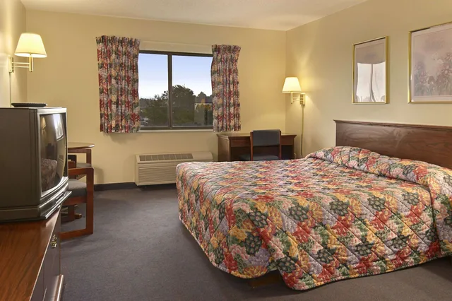 جناح بسرير كينج بحوض جاكوزي للمدخنين، Ramada Limited Mount Sterling 3/3