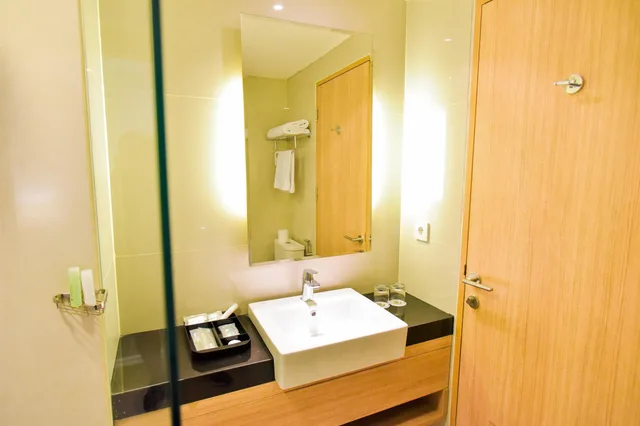 غرفة ديلوكس بسرير كوين بشرفة، Golden Tulip Essential 3/3