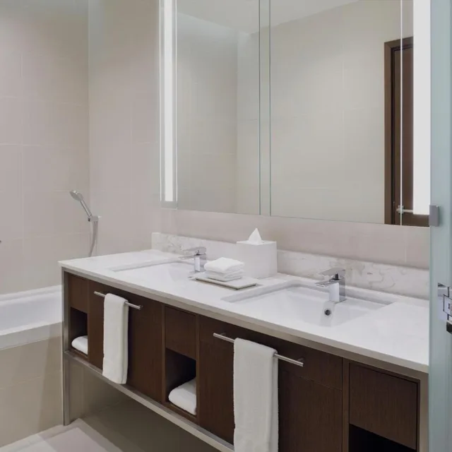 جناح جونيور تنفيذي بسرير كينج بإطلالة جزئية على البحر مع دخول الصالة، Delta Hotels Marriott City Center Doha 9/10