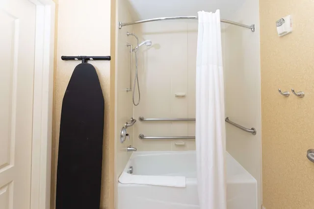 Room, King Bed, Bathtub, Accessible, Hampton Inn Lawrenceville Duluth 5/7