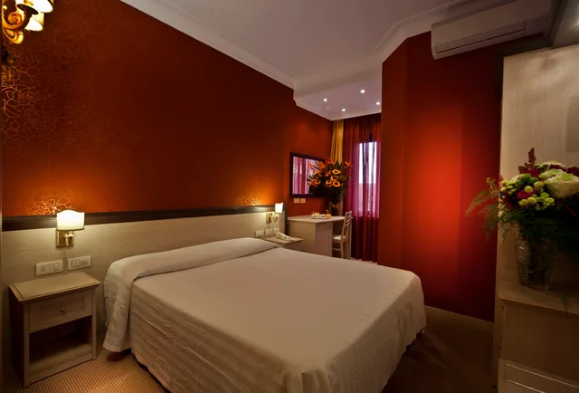 Superior, Queen Bed, Galileo 1/2