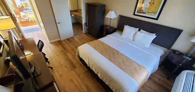 غرفة قياسية بسرير كينج لذوي الإعاقة، Quality Inn & Suites Anaheim at the Park 1/7