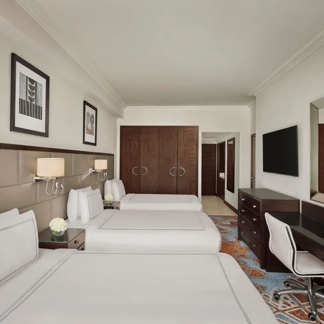 غرفة كلاسيكية ثلاثية بإطلالة على الكعبة، فندق مكة سويس أوتيل(Swissotel Makkah) 2/6