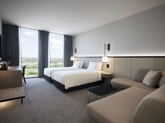 غرفة بسريرين منفصلين مع أريكة في طابق مرتفع، Hyatt Place Melbourne Caribbean Park 1/3