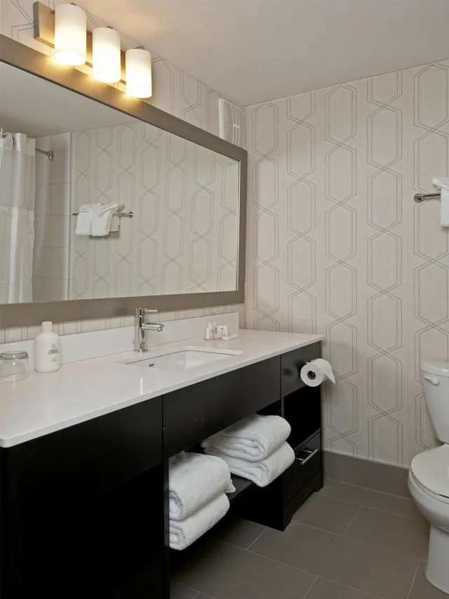 Honeymoon, Coast, Suite، Coast Kamloops Hotel And Conference Centre 2/2