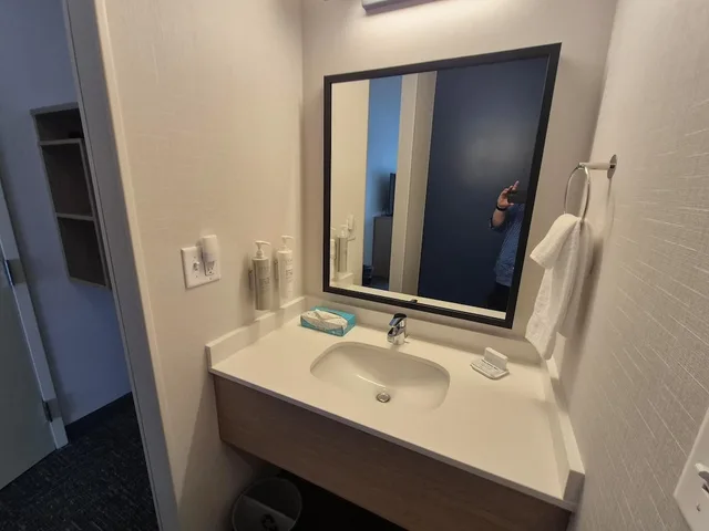 Suite, 2 King Beds, Sofa, Bathtub, Spark by Hilton Lancaster 10/10