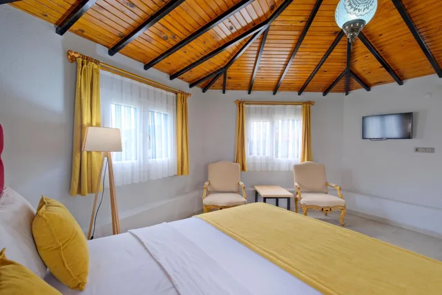 جناح، Gold Lion Hotel 3/5
