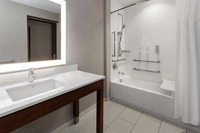 غرفة بسرير كينج بحوض استحمام لذوي الإعاقة، Hampton Inn By Hilton Nashville Airport Century Place 3/5
