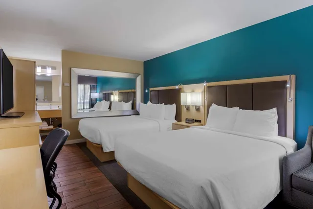 غرفة بسريرين كوين بإطلالة على الجبل، Best Western Plus South Coast Inn 2/8