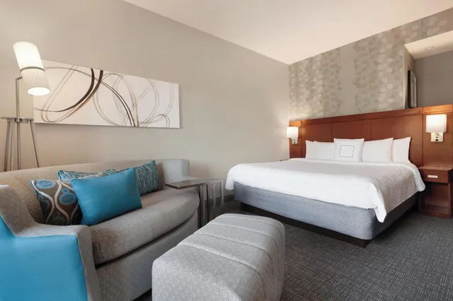 غرفة بسرير كينج، Courtyard by Marriott Charlotte Airport North 2/8