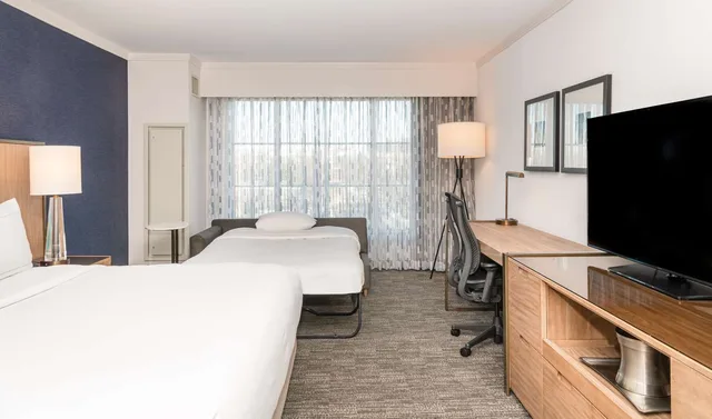 غرفة تنفيذية بسرير كينج مع دخول الصالة، Hilton Columbus Polaris 3/5