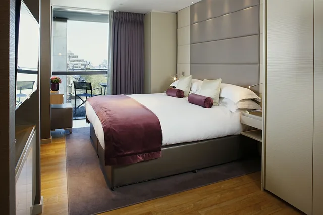 1 Bedroom, Luxury, Apartment, King Bed, Tower View، Cheval Three Quays 1/2
