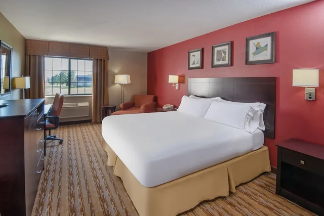 غرفة قياسية بسرير كينج لذوي الإعاقة، Holiday Inn Express Hotel Suites Wauseon 1/2