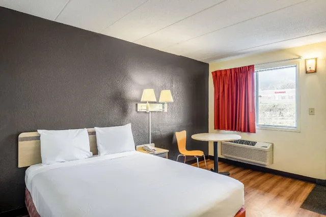 غرفة بسرير كوين للمدخنين، Rodeway Inn Dubuque IA 1/4