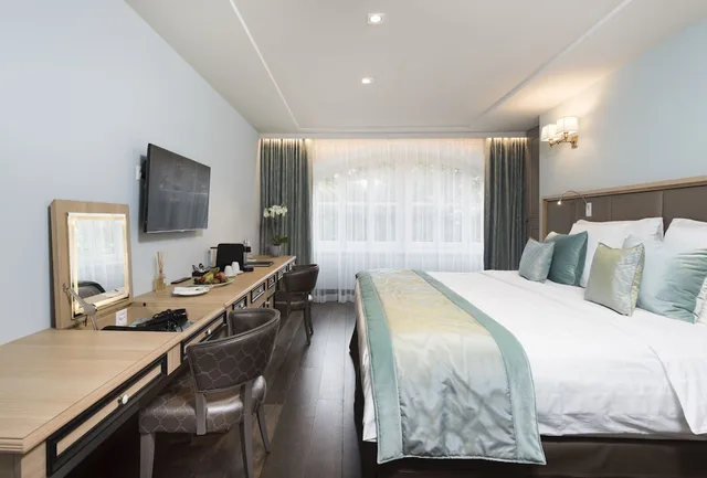 Ladies First، Hotel Bristol Geneva 2/4