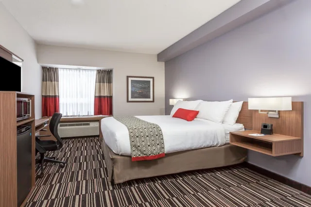 Deluxe, Suite, King Bed, Queen Bed, Microtel Inn And Suites By Wyndham Kirkland Lake 2/5